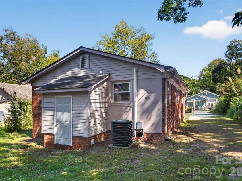 427 Clinton Avenue, Lancaster, SC 29720.  MLS# CAR4428576, YatesRealty ID 54079. 