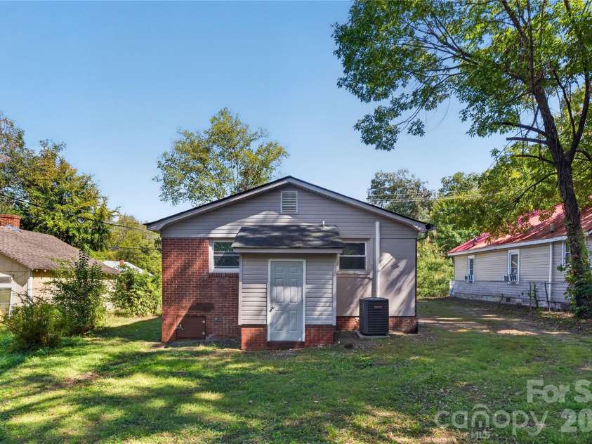 427 Clinton Avenue, Lancaster, SC 29720.  MLS# CAR4428576, YatesRealty ID 54079. 
