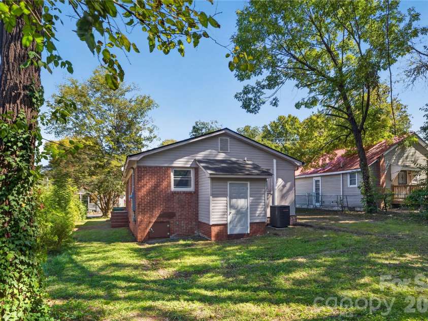 427 Clinton Avenue, Lancaster, SC 29720.  MLS# CAR4428576, YatesRealty ID 54079. 
