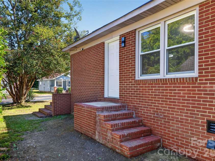 427 Clinton Avenue, Lancaster, SC 29720.  MLS# CAR4428576, YatesRealty ID 54079. 
