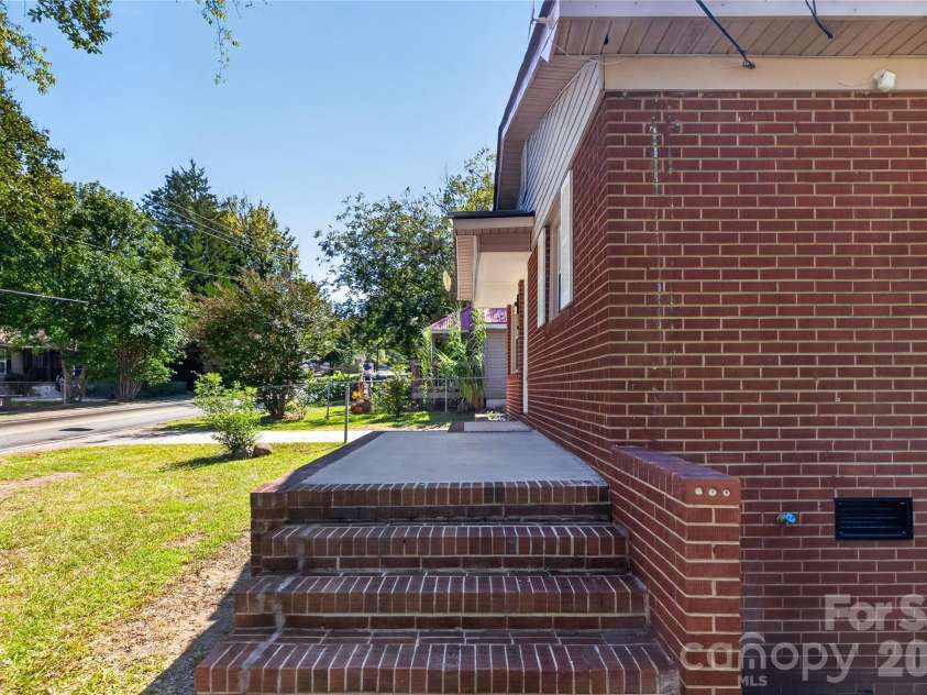 427 Clinton Avenue, Lancaster, SC 29720.  MLS# CAR4428576, YatesRealty ID 54079. 