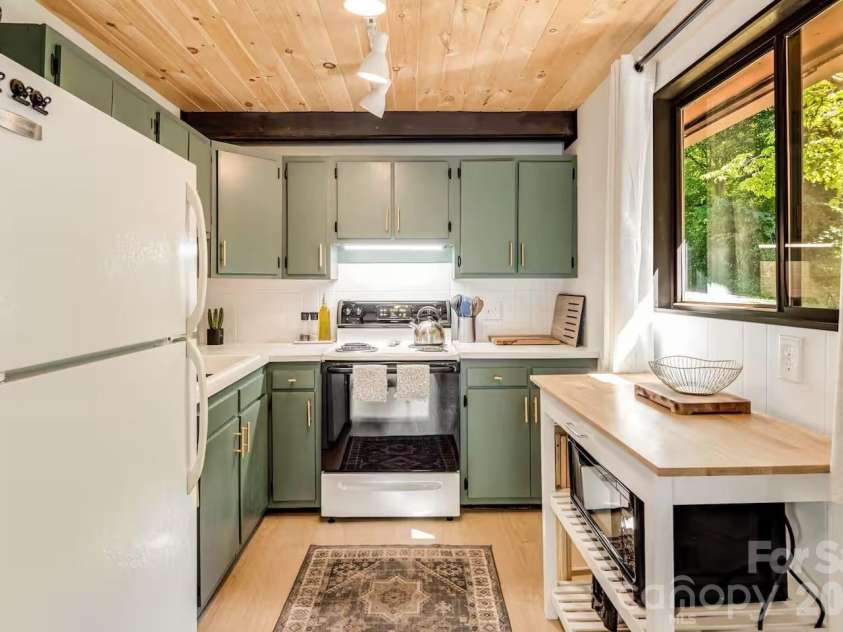 193 Shadow Lane, Waynesville, NC 28786.  MLS# CAR4427540, YatesRealty ID 54080. 