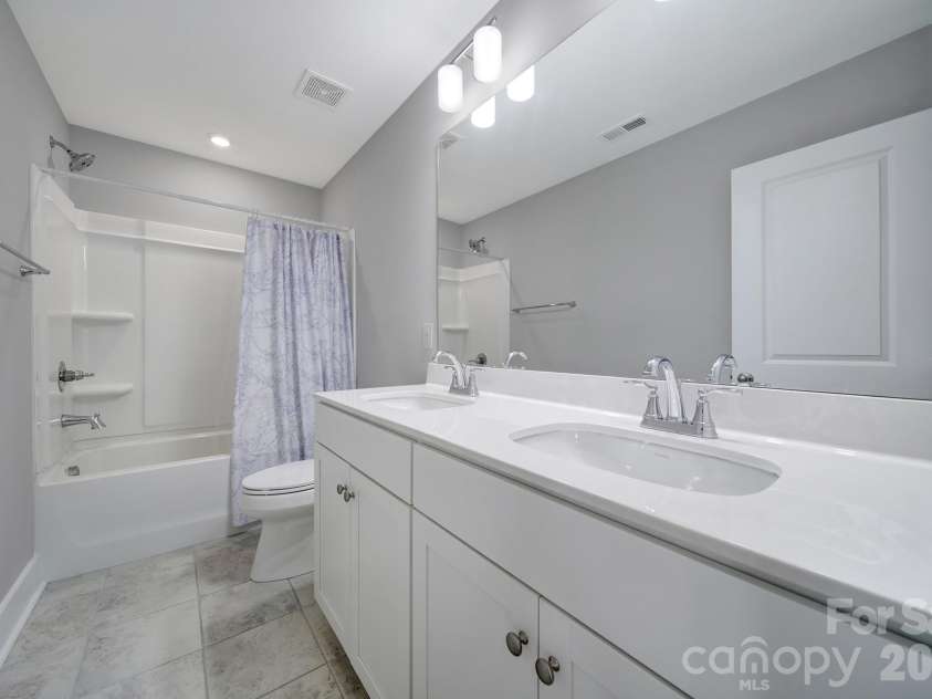 659 Crawfish Drive, Fort Mill, SC 29708.  MLS# CAR4429265, YatesRealty ID 54081. Full Bath on Upper