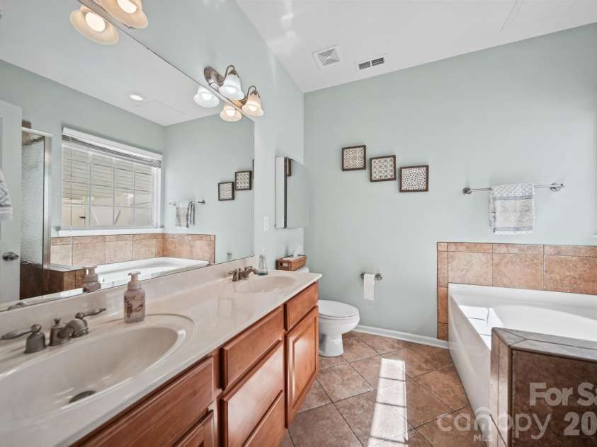 3604 Grovecreek Pond Drive, Concord, NC 28027.  MLS# CAR4428204, YatesRealty ID 54089. Primary down bath