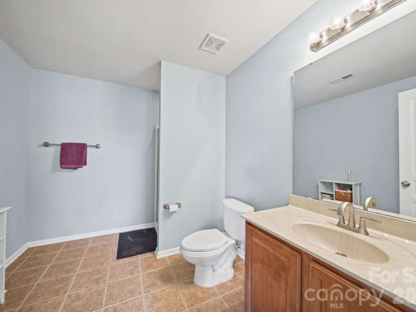 3604 Grovecreek Pond Drive, Concord, NC 28027.  MLS# CAR4428204, YatesRealty ID 54089. Primary up bath