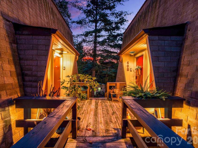 42 Hemlock Hill Road, Banner Elk, NC 28604.  MLS# CAR4430302, YatesRealty ID 54096. 