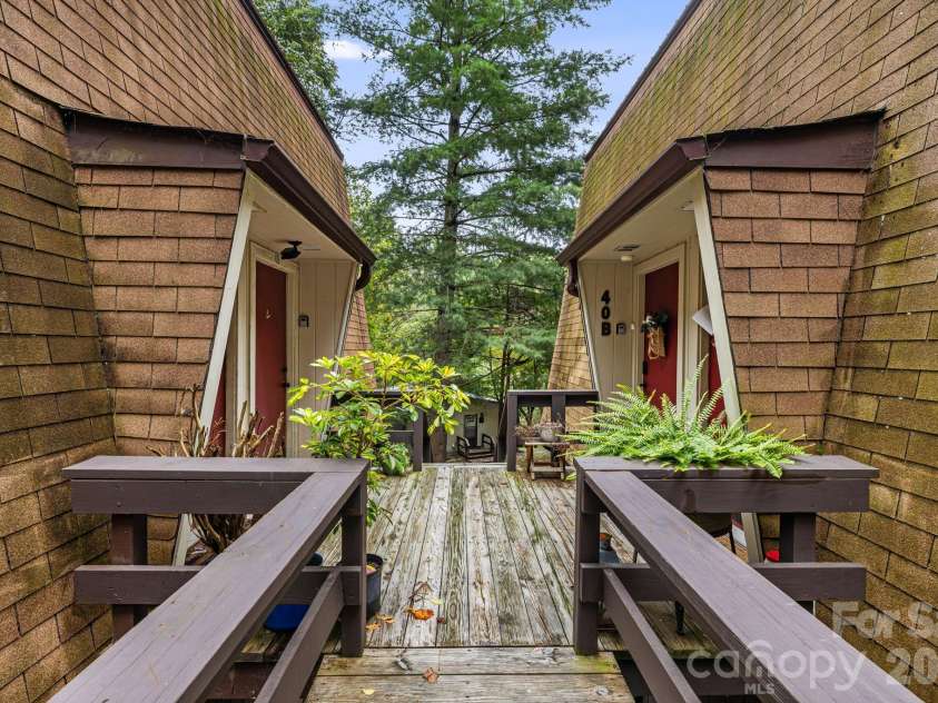 42 Hemlock Hill Road, Banner Elk, NC 28604.  MLS# CAR4430302, YatesRealty ID 54096. 