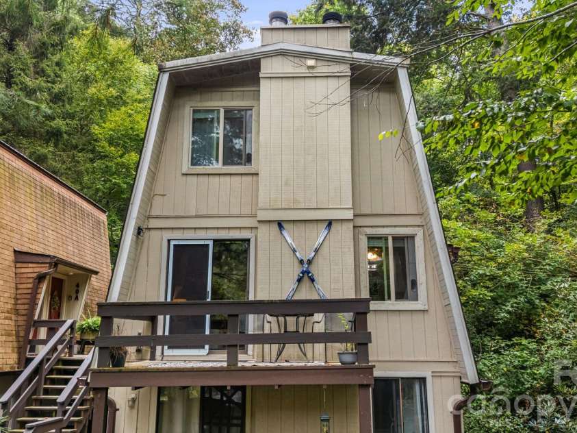 42 Hemlock Hill Road, Banner Elk, NC 28604.  MLS# CAR4430302, YatesRealty ID 54096. 