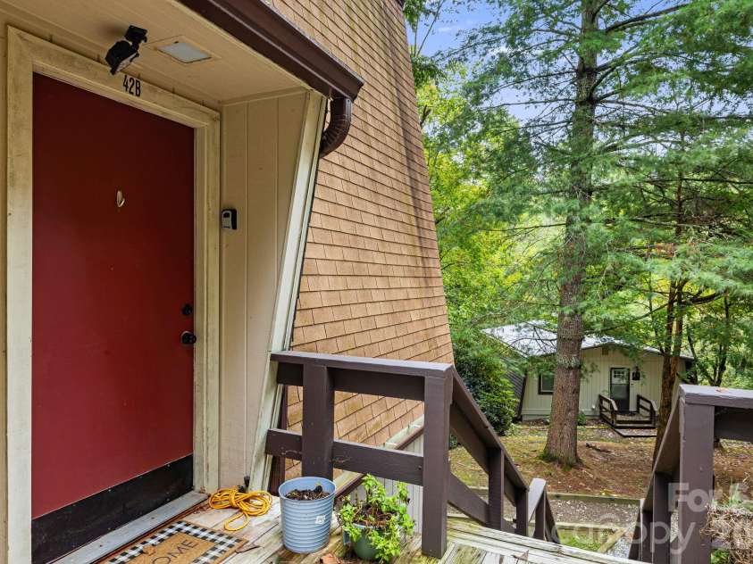 42 Hemlock Hill Road, Banner Elk, NC 28604.  MLS# CAR4430302, YatesRealty ID 54096. 