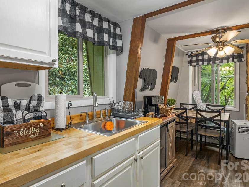 42 Hemlock Hill Road, Banner Elk, NC 28604.  MLS# CAR4430302, YatesRealty ID 54096. 