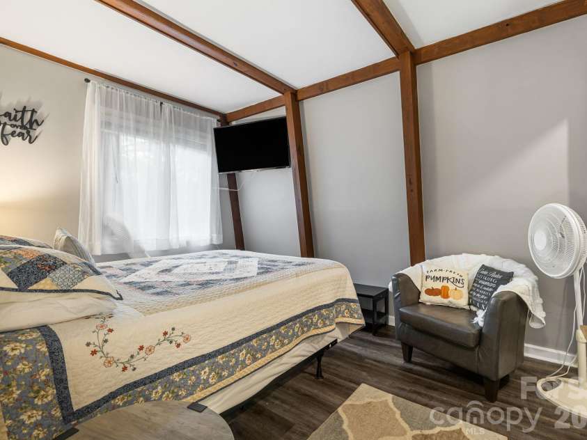 42 Hemlock Hill Road, Banner Elk, NC 28604.  MLS# CAR4430302, YatesRealty ID 54096. 