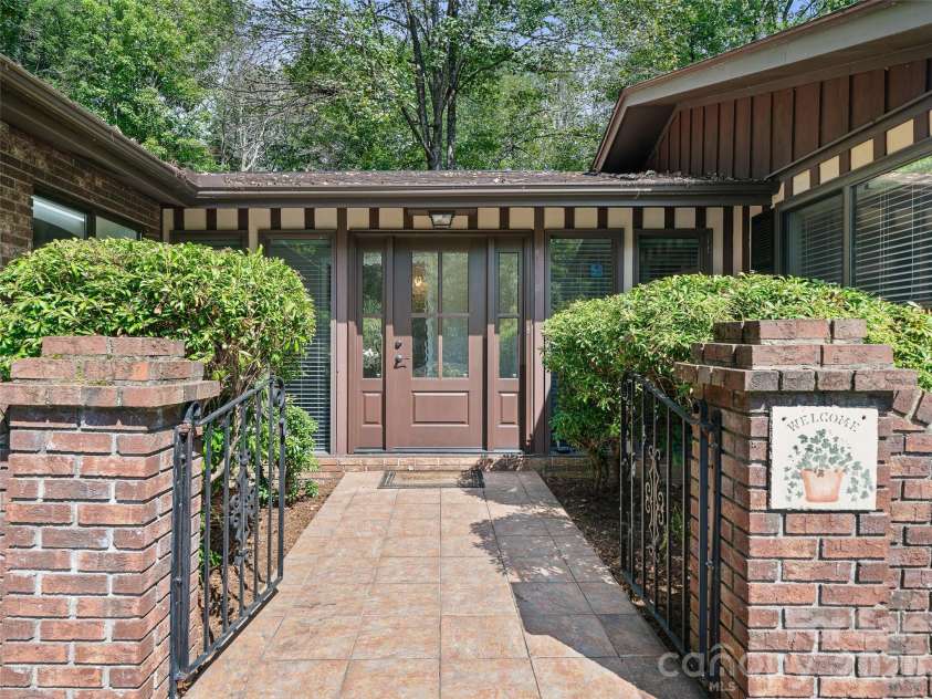130 Brandon Road, Hendersonville, NC 28739.  MLS# CAR4429232, YatesRealty ID 54097. 