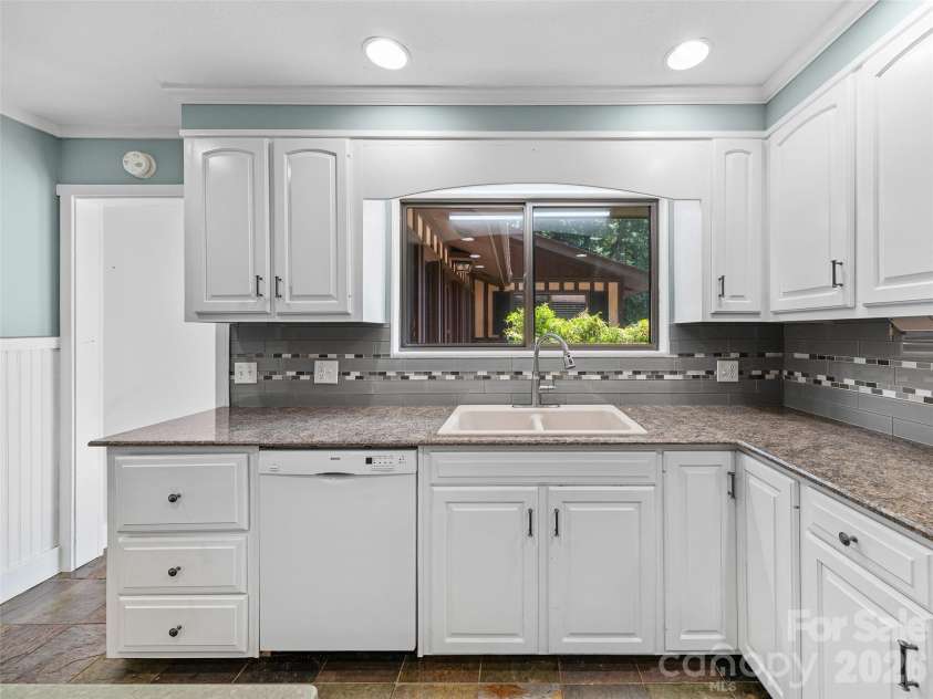 130 Brandon Road, Hendersonville, NC 28739.  MLS# CAR4429232, YatesRealty ID 54097. 