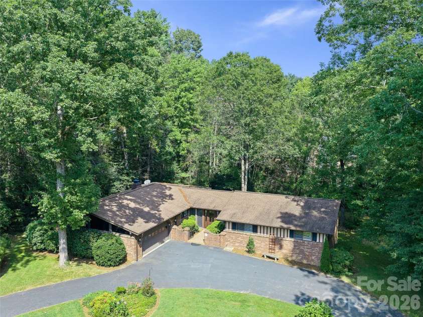 130 Brandon Road, Hendersonville, NC 28739.  MLS# CAR4429232, YatesRealty ID 54097. 