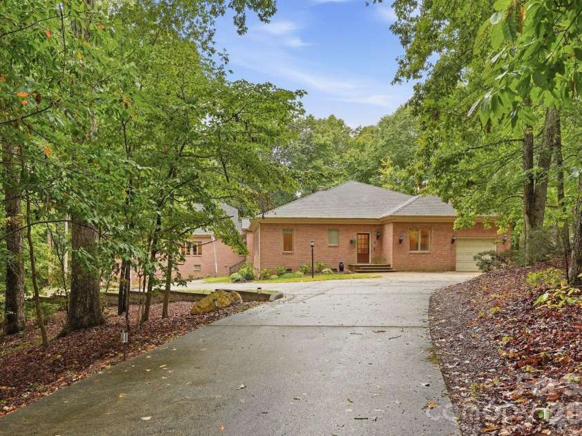 935 Woods Loop, Waxhaw, NC 28173.  MLS# CAR4429196, YatesRealty ID 54100. 