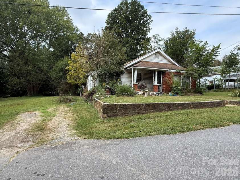 68 Morris Avenue, Marion, NC 28752.  MLS# CAR4422855, YatesRealty ID 54104. 