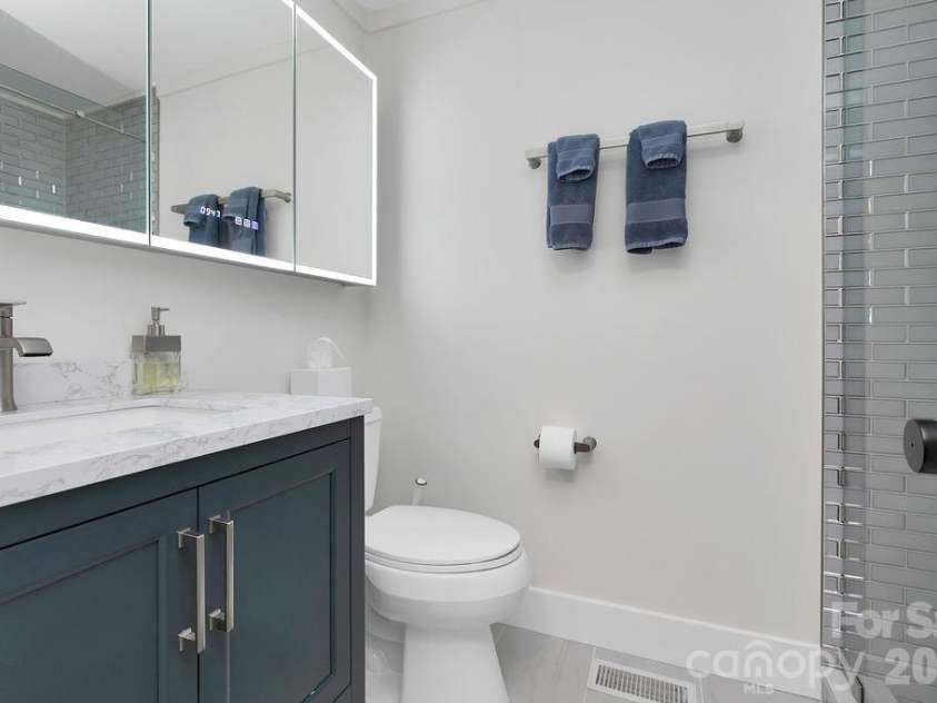 33 Lakeside Villas Drive, Brevard, NC 28712.  MLS# CAR4428174, YatesRealty ID 54107. Bathroom 1