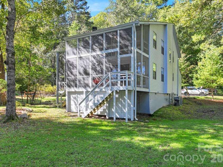 33 Lakeside Villas Drive, Brevard, NC 28712.  MLS# CAR4428174, YatesRealty ID 54107. Beautiful Condo