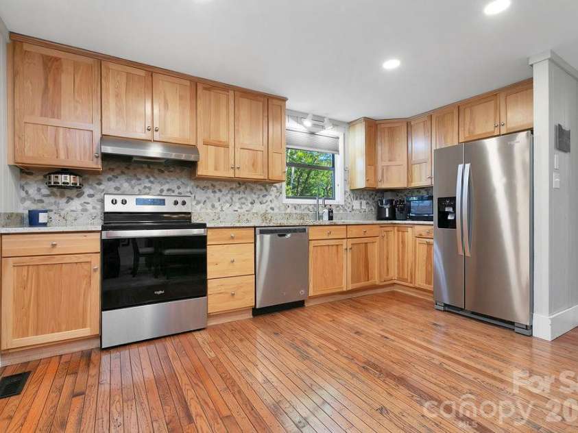 33 Lakeside Villas Drive, Brevard, NC 28712.  MLS# CAR4428174, YatesRealty ID 54107. Hickory Cabinets
