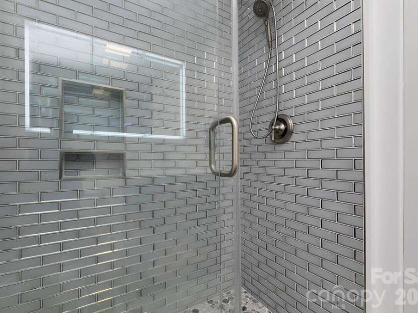 33 Lakeside Villas Drive, Brevard, NC 28712.  MLS# CAR4428174, YatesRealty ID 54107. Stunning Tile