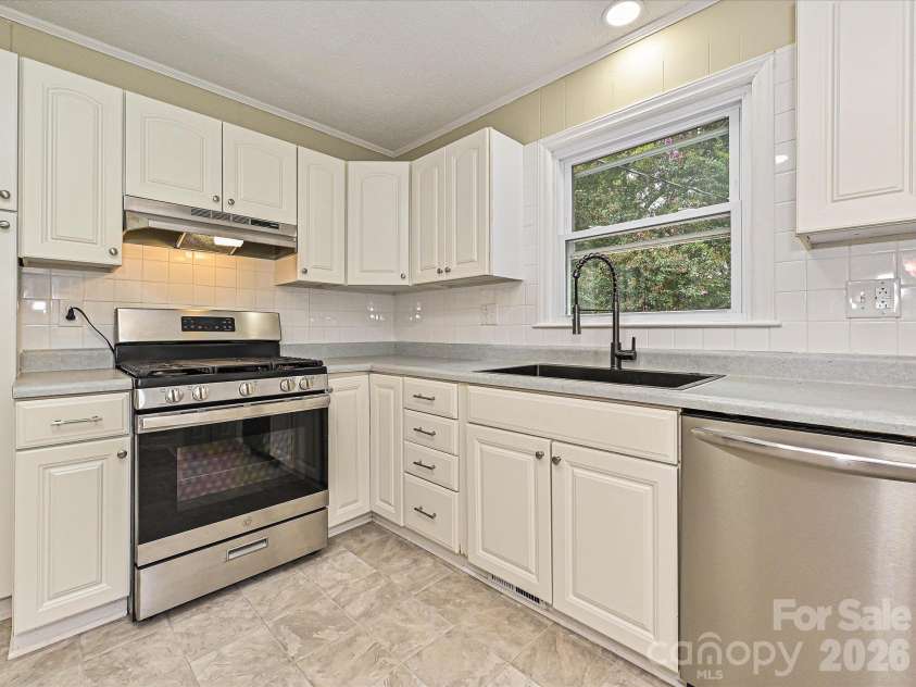 655 Greenbriar Avenue, Rock Hill, SC 29730.  MLS# CAR4429984, YatesRealty ID 54108. 