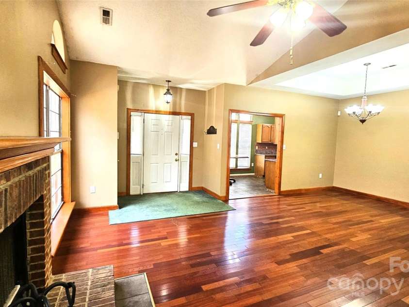 5016 Haybridge Road, Charlotte, NC 28269.  MLS# CAR4240523, YatesRealty ID 5411. Family Room