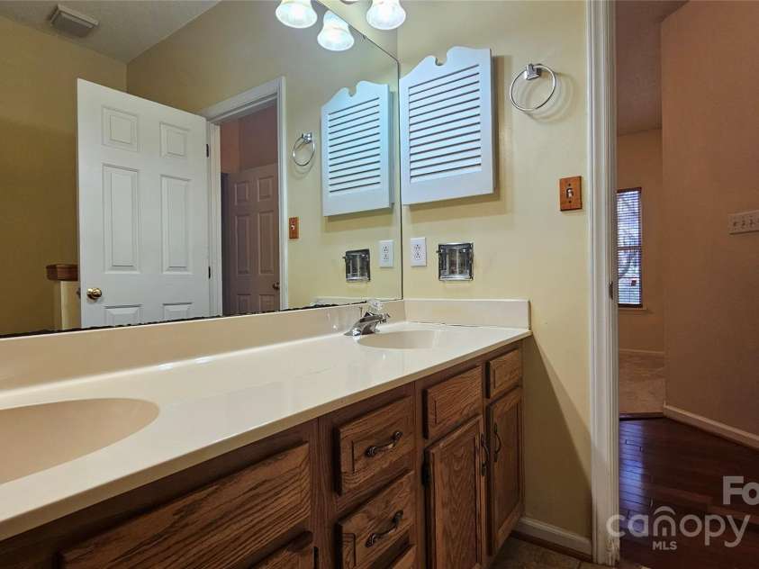 5016 Haybridge Road, Charlotte, NC 28269.  MLS# CAR4240523, YatesRealty ID 5411. Primary Bath