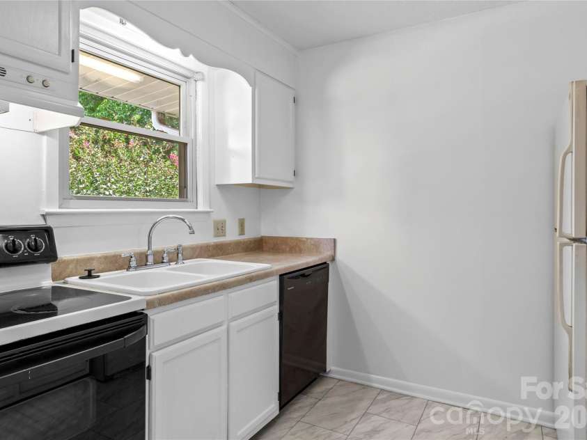 178 Driftwood Lane, Winston Salem, NC 27104.  MLS# CAR4430407, YatesRealty ID 54110. 