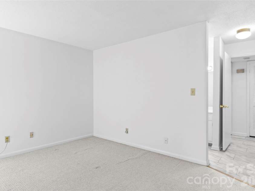 178 Driftwood Lane, Winston Salem, NC 27104.  MLS# CAR4430407, YatesRealty ID 54110. 