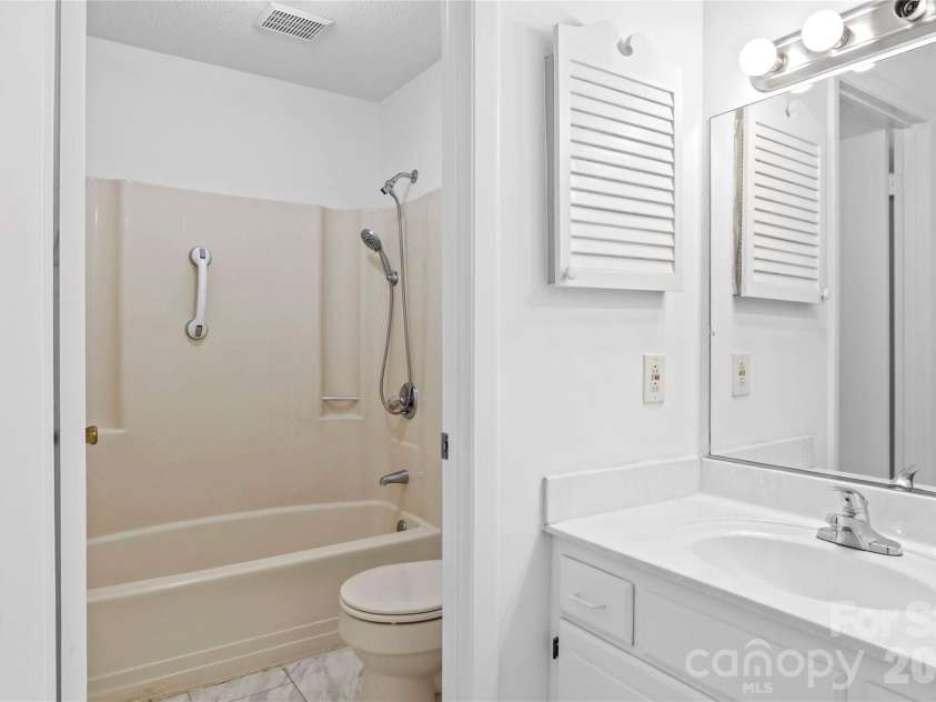 178 Driftwood Lane, Winston Salem, NC 27104.  MLS# CAR4430407, YatesRealty ID 54110. 