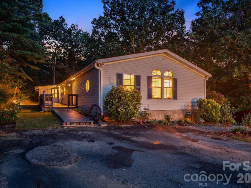75 Cliffview Drive, Asheville, NC 28803.  MLS# CAR4428267, YatesRealty ID 54117. 