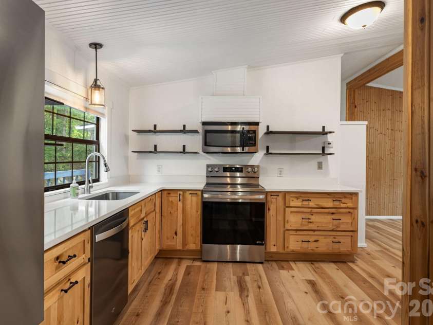 75 Cliffview Drive, Asheville, NC 28803.  MLS# CAR4428267, YatesRealty ID 54117. 