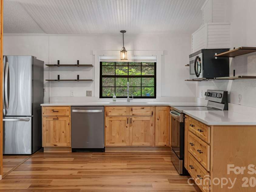 75 Cliffview Drive, Asheville, NC 28803.  MLS# CAR4428267, YatesRealty ID 54117. 