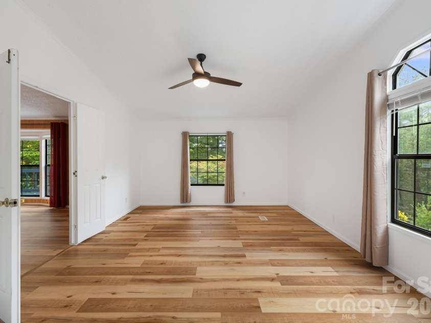75 Cliffview Drive, Asheville, NC 28803.  MLS# CAR4428267, YatesRealty ID 54117. 
