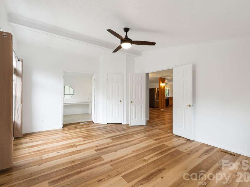 75 Cliffview Drive, Asheville, NC 28803.  MLS# CAR4428267, YatesRealty ID 54117. 