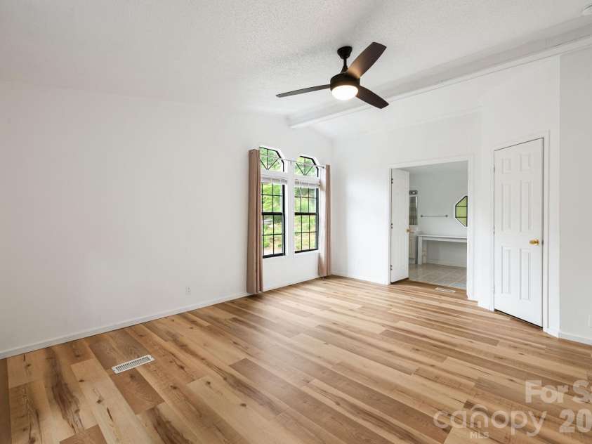 75 Cliffview Drive, Asheville, NC 28803.  MLS# CAR4428267, YatesRealty ID 54117. 
