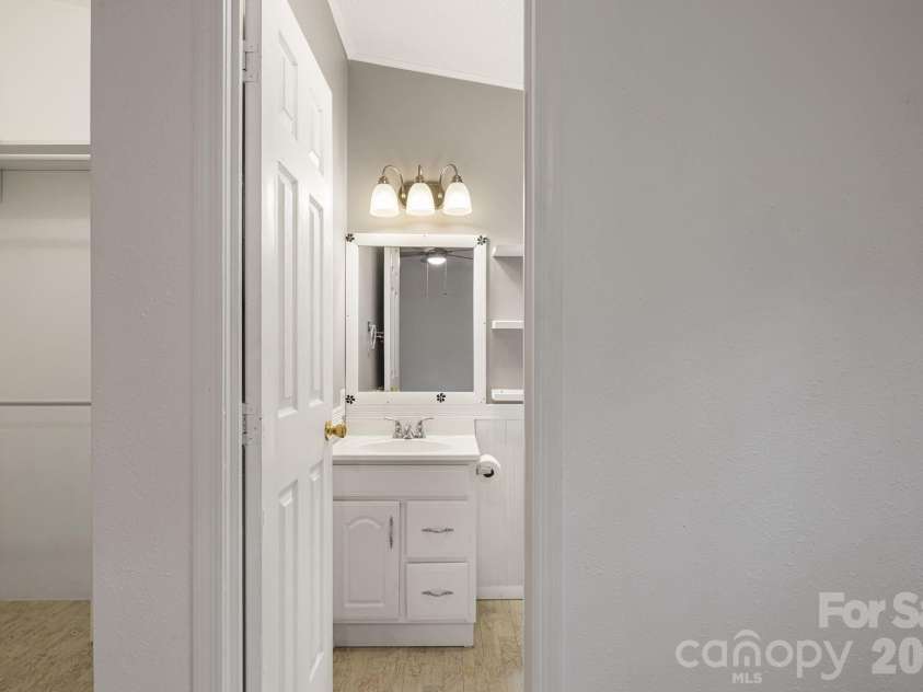 75 Cliffview Drive, Asheville, NC 28803.  MLS# CAR4428267, YatesRealty ID 54117. 