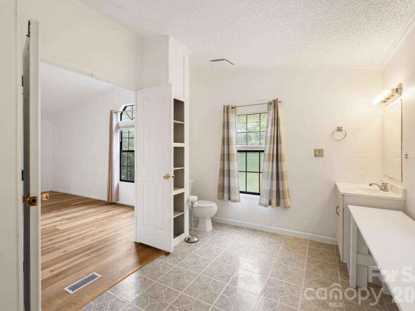 75 Cliffview Drive, Asheville, NC 28803.  MLS# CAR4428267, YatesRealty ID 54117. 