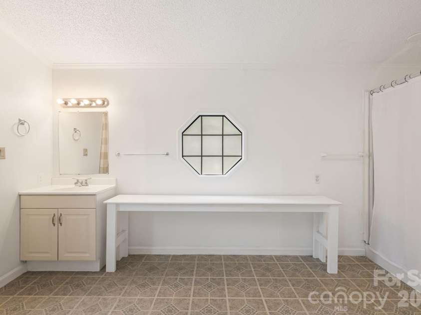 75 Cliffview Drive, Asheville, NC 28803.  MLS# CAR4428267, YatesRealty ID 54117. 