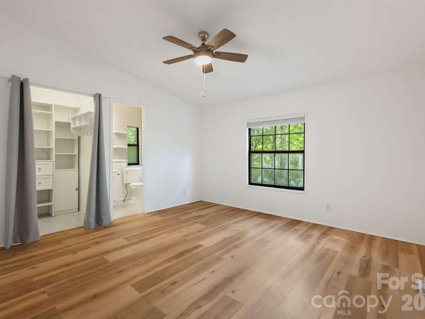 75 Cliffview Drive, Asheville, NC 28803.  MLS# CAR4428267, YatesRealty ID 54117. 
