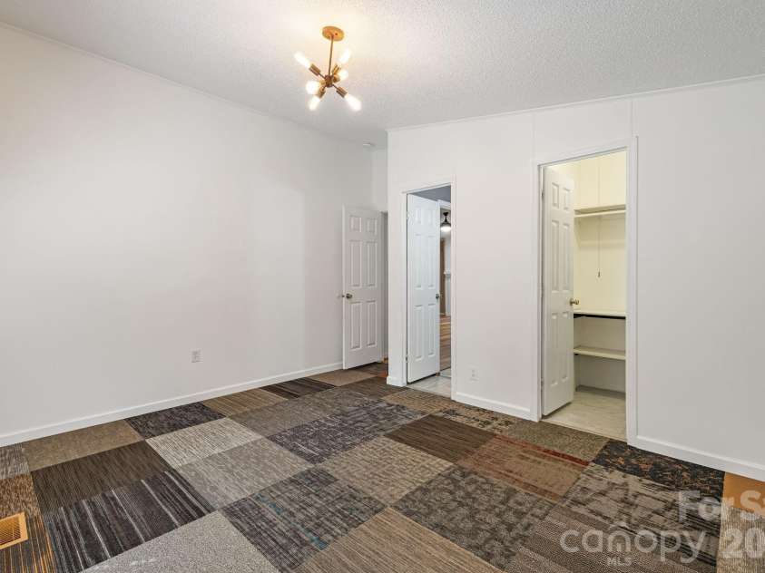 75 Cliffview Drive, Asheville, NC 28803.  MLS# CAR4428267, YatesRealty ID 54117. 