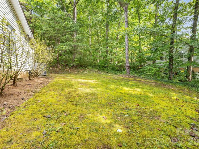 75 Cliffview Drive, Asheville, NC 28803.  MLS# CAR4428267, YatesRealty ID 54117. 