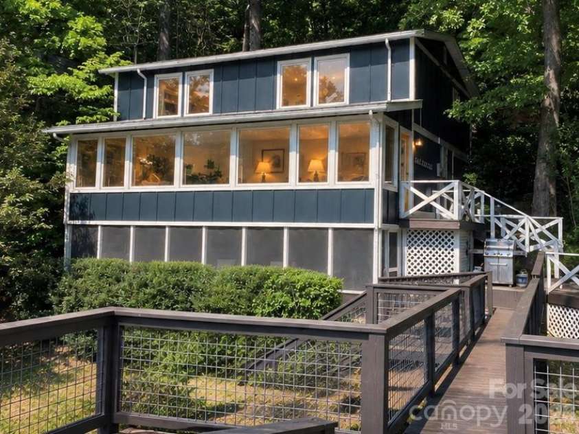 138 Hummingbird Cove, Lake Lure, NC 28746.  MLS# CAR4423376, YatesRealty ID 54119. 