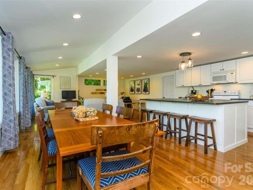 138 Hummingbird Cove, Lake Lure, NC 28746.  MLS# CAR4423376, YatesRealty ID 54119. 