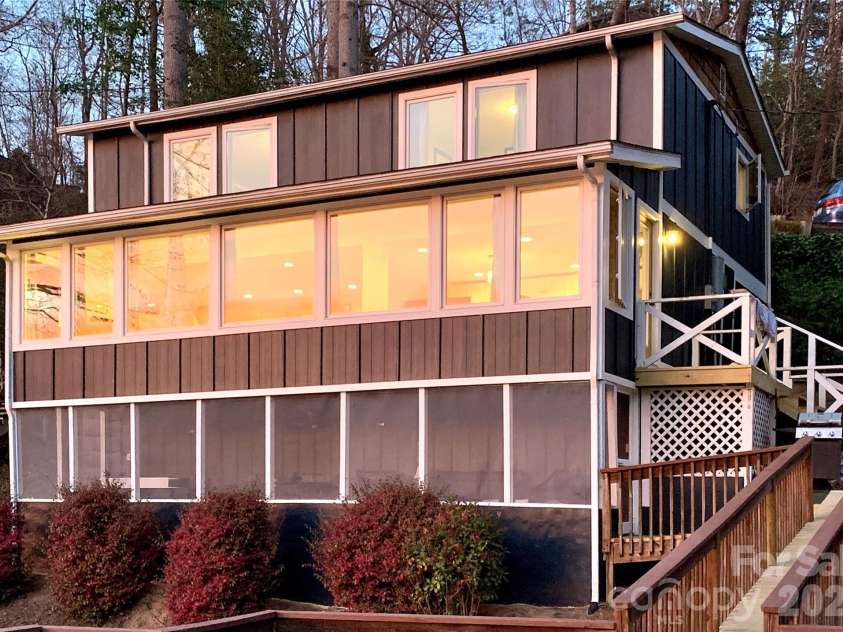 138 Hummingbird Cove, Lake Lure, NC 28746.  MLS# CAR4423376, YatesRealty ID 54119. 