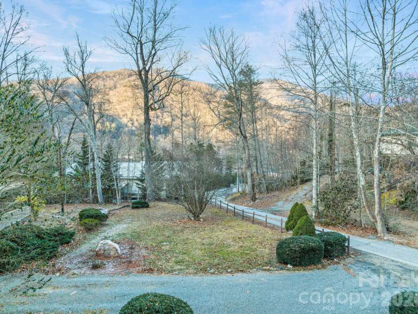 180 Hemlock Loop, Maggie Valley, NC 28751.  MLS# CAR4430326, YatesRealty ID 54127. 