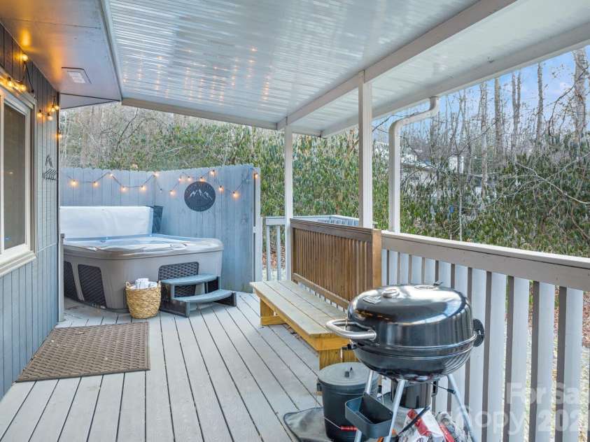 180 Hemlock Loop, Maggie Valley, NC 28751.  MLS# CAR4430326, YatesRealty ID 54127. 