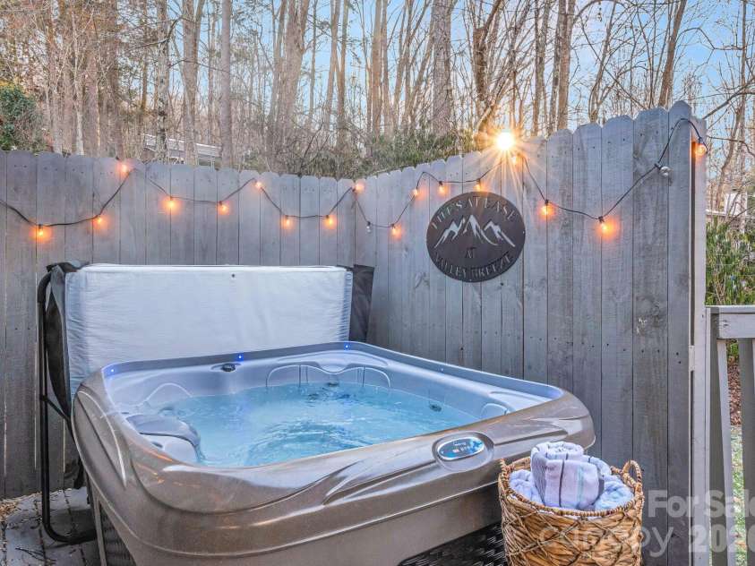 180 Hemlock Loop, Maggie Valley, NC 28751.  MLS# CAR4430326, YatesRealty ID 54127. 