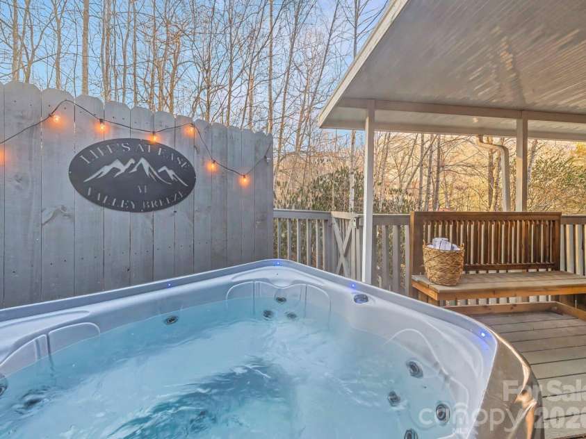 180 Hemlock Loop, Maggie Valley, NC 28751.  MLS# CAR4430326, YatesRealty ID 54127. 
