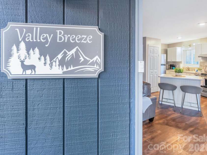 180 Hemlock Loop, Maggie Valley, NC 28751.  MLS# CAR4430326, YatesRealty ID 54127. 